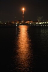 Obraz premium 海の向こうに見える工場夜景