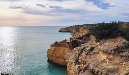 Naklejka premium Cliff by the ocean on a sunny winter day in southern Portugal.