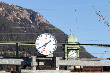 Fototapeta na wymiar Uhr am Bahnhof Garmisch Partenkirchen