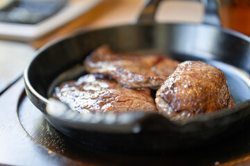 焼き立ての小さめのステーキ