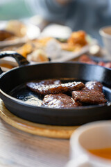 焼き立ての小さめのステーキ