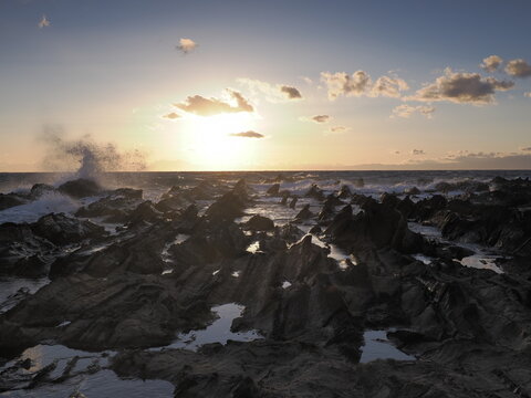 冬の海岸に沈む夕陽