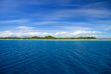 Arriving on boat to the Beautiful Tropical Island of Fiji  - obrazy, fototapety, plakaty