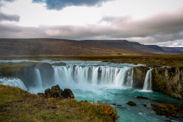 Fototapeta premium Godafoss - 158 m breiter Wasserfall, der von 3 Felsen unterbrochen wird. Sehr bekannter Wasserfall in Island. 