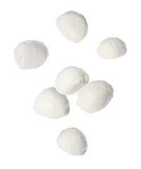 Foto op Plexiglas Fresh mozzarella balls falling on white background © New Africa
