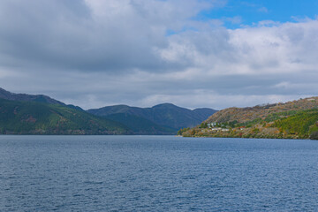 秋の晴れた空と山並み