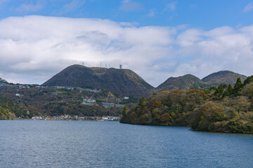 Fototapeta premium 秋の湖と紅葉する山