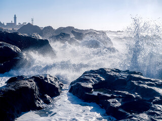 波が打ち寄せる岩礁と野島崎灯台