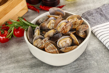 Raw vongole clams for cooking
