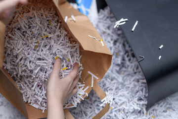 Wyrzucać rozsypane zniszczone pocięte papiery, segregować śmieci i umieszczać makulaturę w papierowej torbie - obrazy, fototapety, plakaty