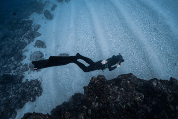 Shallow waterman doing scuba diving in deep blue sea. - obrazy, fototapety, plakaty
