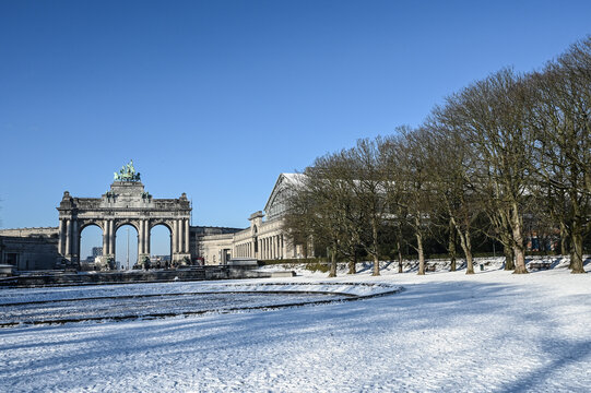 Belgique Bruxelles Cinquantenaire monument neige hiver parc