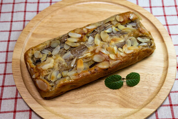 木製のボードの上のバナナケーキ