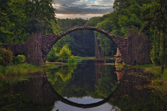 Mystisch - Rakotzbrücke - Teufelsbrücke - Herbst - Brücke - See - Spiegelung - Kromlau - Rhododendron Park - Sachsen - Deutschland - Devil's Bridge - Autumn Landscape - High quality photo