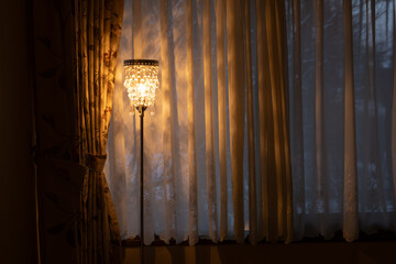 暗い部屋の中の暖かいランプの灯り
