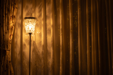 暗い部屋の中のランプの灯り