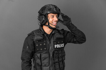 Fototapeta premium SWAT caucasian man isolated on grey background has realized something and intending the solution