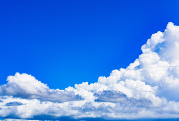 積乱雲 が 青空 に モクモク と 成長中 【 夏 の イメージ 】
