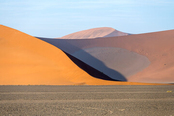 Fototapeta na wymiar winding edge of big red dune, Naukluft desert near Sossusvlei, Namibia