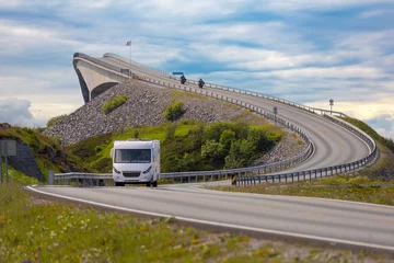 Crédence de cuisine en verre imprimé Atlantic Ocean Road Caravan car RV travels on the highway Atlantic Ocean Road Norway.