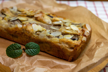 木製のボードの上のバナナケーキ