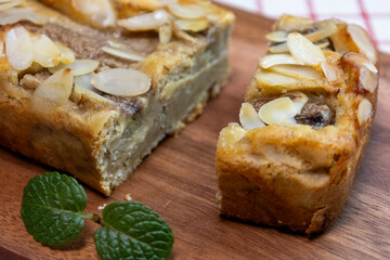 木製のボードの上のバナナケーキ