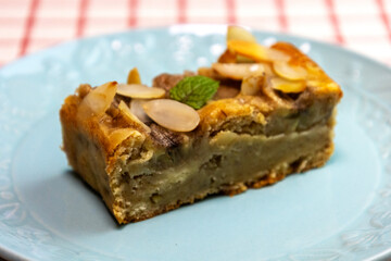 水色の皿の上のバナナケーキ