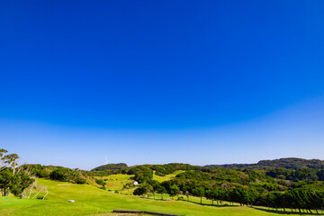 爽やかな青空のゴルフ場・山や丘の多いやや難しいロングコースの眺め（神奈川県湯河原町）