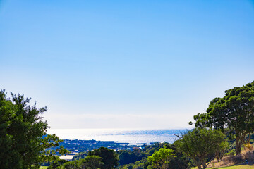 Fototapeta na wymiar 爽やかな青空の山の高台から眺める相模湾と真鶴半島の展望（神奈川県湯河原町） 
