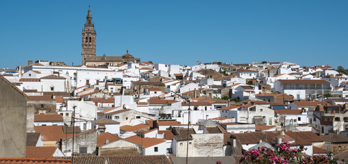 Vista desde un mirador la hermosa villa de casas blancas de Jerez de los Caballeros con el...