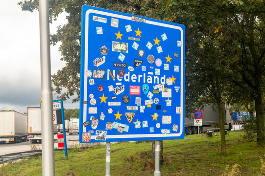 De Lutte, Nederland - October 21, 2023: Netherlands border sign.