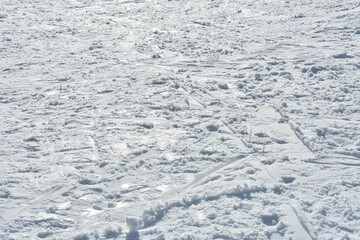 スキーの跡が残るゲレンデの雪