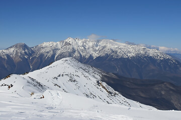 Obraz premium snowy mountain. large mountains covered with snow on a background of nature close-up, nature concept