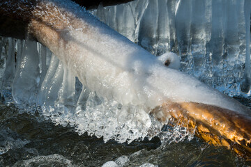 Fototapeta premium Bizarre Eisformationen am Fluss bei Kälte 