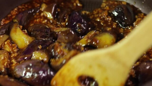フライパン調理、手軽な麻婆茄子、レトルトで簡単　茄子料理