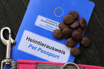EU pet ID card with the inscription "Pet ID card and Federal Republic of Germany" and a dog leash