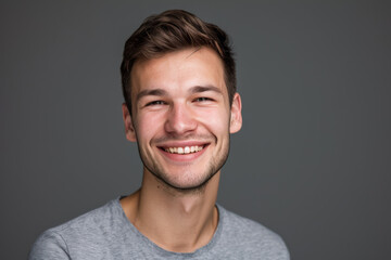 Obraz premium A young man with a beard is smiling for the camera