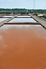 Wolkenspiegellung im rotem Wasser