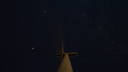 風力発電機と星空