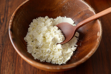 バターミルクパウダーの入った木製ボウル