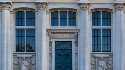 L'entrée du Palais de justice, côté place Dauphine, Paris, France