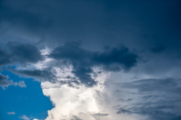 Obraz premium White clouds and dark clouds against the sky.