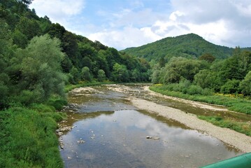 górska rzeka płynąca w Bieszczadach - 714809129