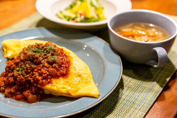 オムライスとスープとサラダ