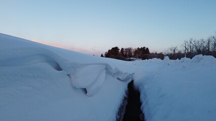 雪に覆われた水路