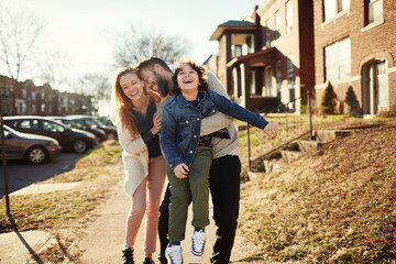 Obraz premium Happy family playing in sunny suburban street