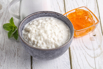 Grain curd with cream and jam
