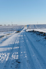 Domaine agricole sous la neige en Artois, Pas-de-Calais - France.