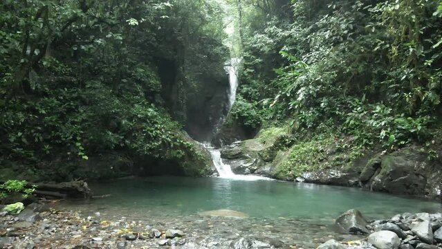 Cascada en montañas de la comarca en Panamá