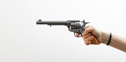 Revolver mit Hand